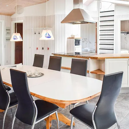 4 Bedroom Cozy In Tranekaer Hou (Syddanmark)